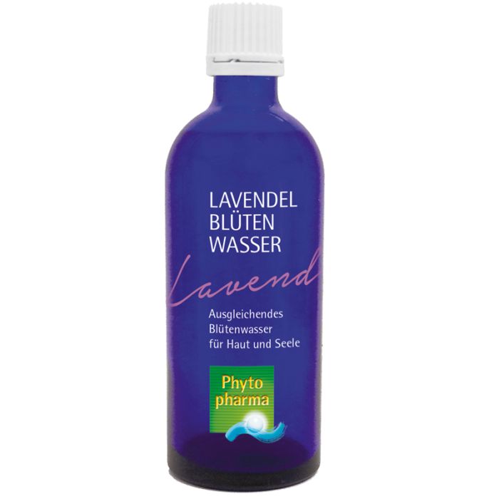 Blaue Glasflasche mit weißem Schraubverschluss. Etikett mit "Lavendel Blüten Wasser" und "Phyto pharma".
