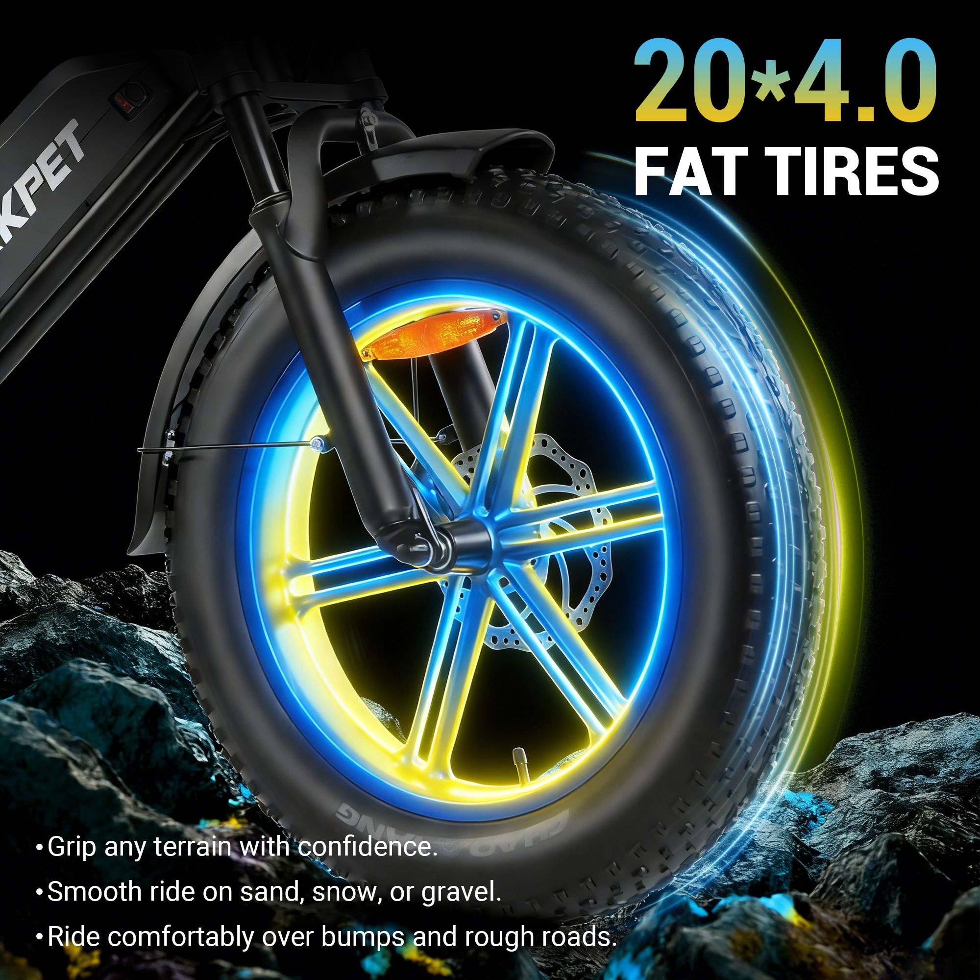 Nahaufnahme des Reifens mit Text: 20*4.0 FAT TIRES. Gelb-blaue Beleuchtung.
