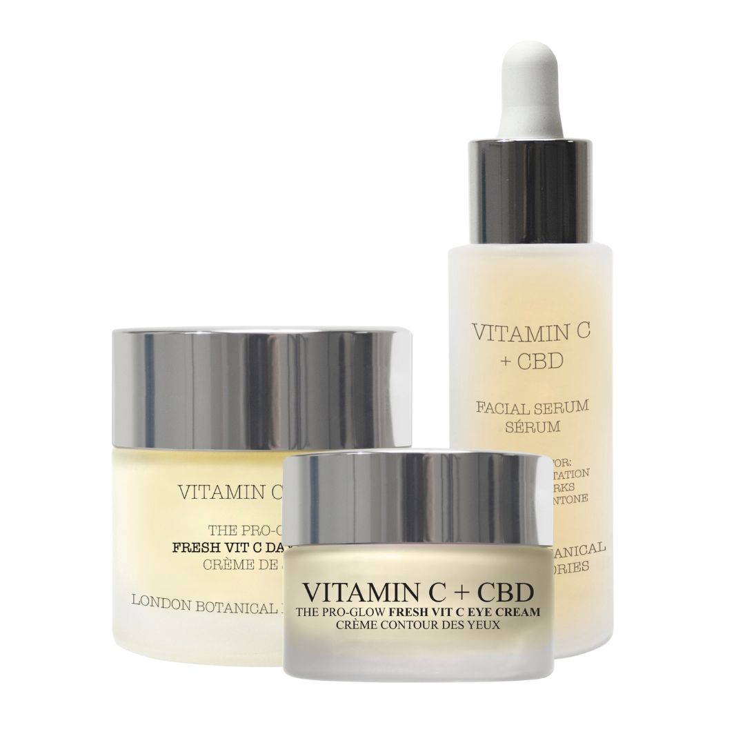 Drei Kosmetikprodukte: Tagescreme, Augencreme und Serum. Glasbehälter mit silbernen Deckeln. Aufschrift: Vitamin C + CBD.