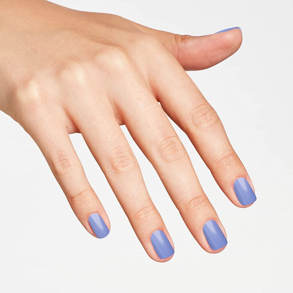 Hand mit lackierten Fingernägeln in hellem Blau. Die Nägel sind kurz und quadratisch.