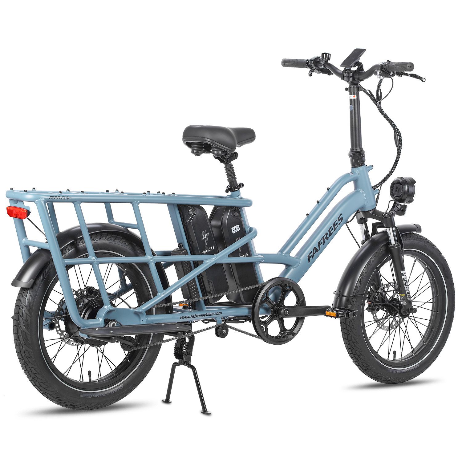 Blaues Elektrofahrrad mit Gepäckträger und Akkus. Marke FAFREES. Schwarze Reifen und Ständer.