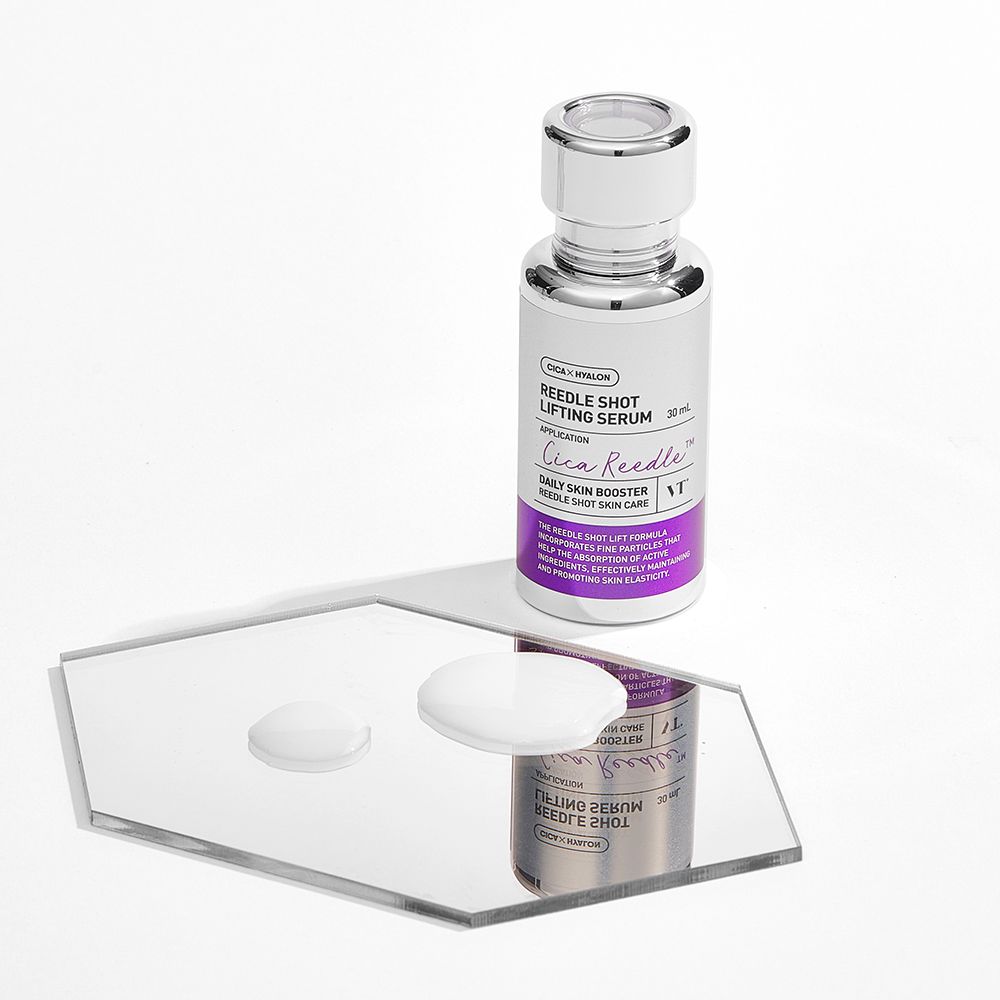 Serumflasche mit Produkt, Tropfen auf Spiegel. Lila und silberne Verpackung. Text: Reedle Shot Lifting Serum.