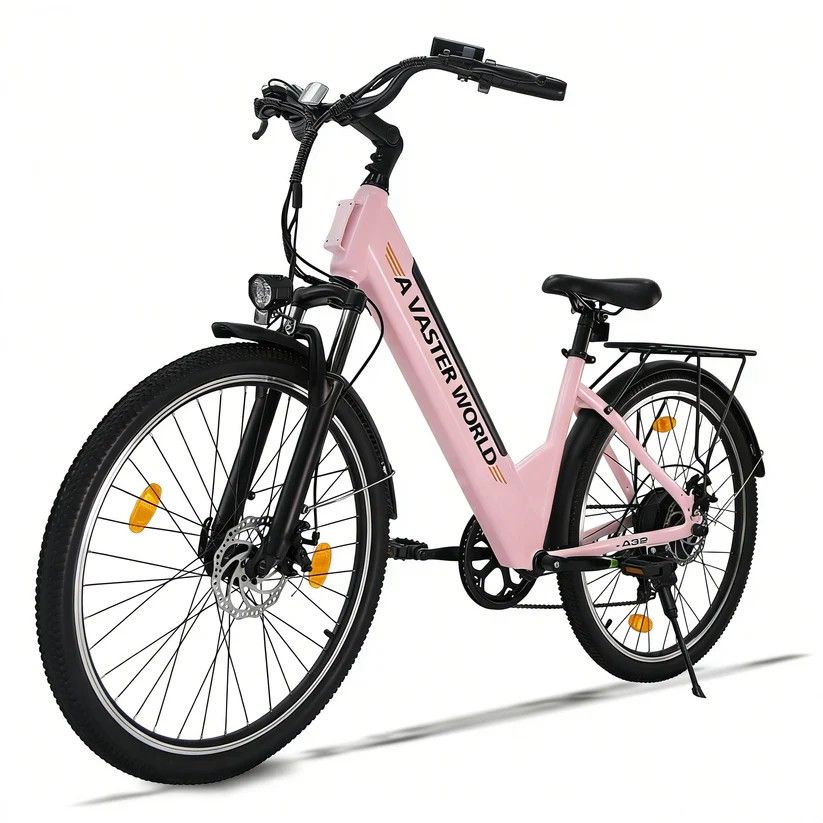 Rosa Elektrofahrrad mit schwarzem Rahmen. Sichtbare Details: Scheinwerfer, Gepäckträger, Schutzbleche, und Aufschrift "A VASTER WORLD".