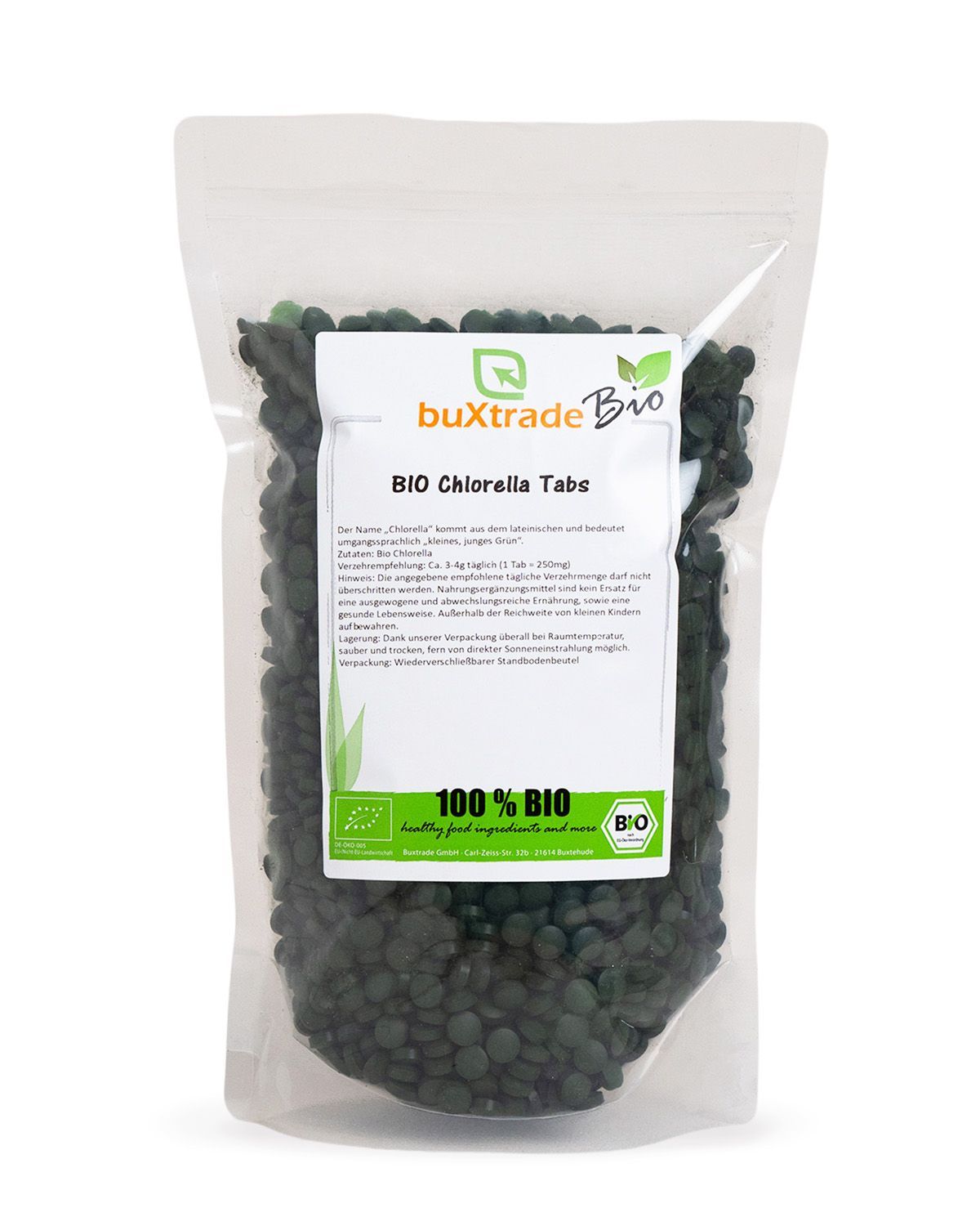Ein Beutel mit grünen Chlorella-Tabletten und einem Etikett mit Bio-Siegeln.