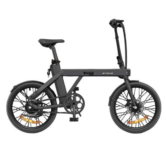 Schwarzes E-Bike. Sichtbare Merkmale: Lenker, Sattel, Pedale, Räder mit orangefarbenen Bremsscheiben. Auf hellem Hintergrund.