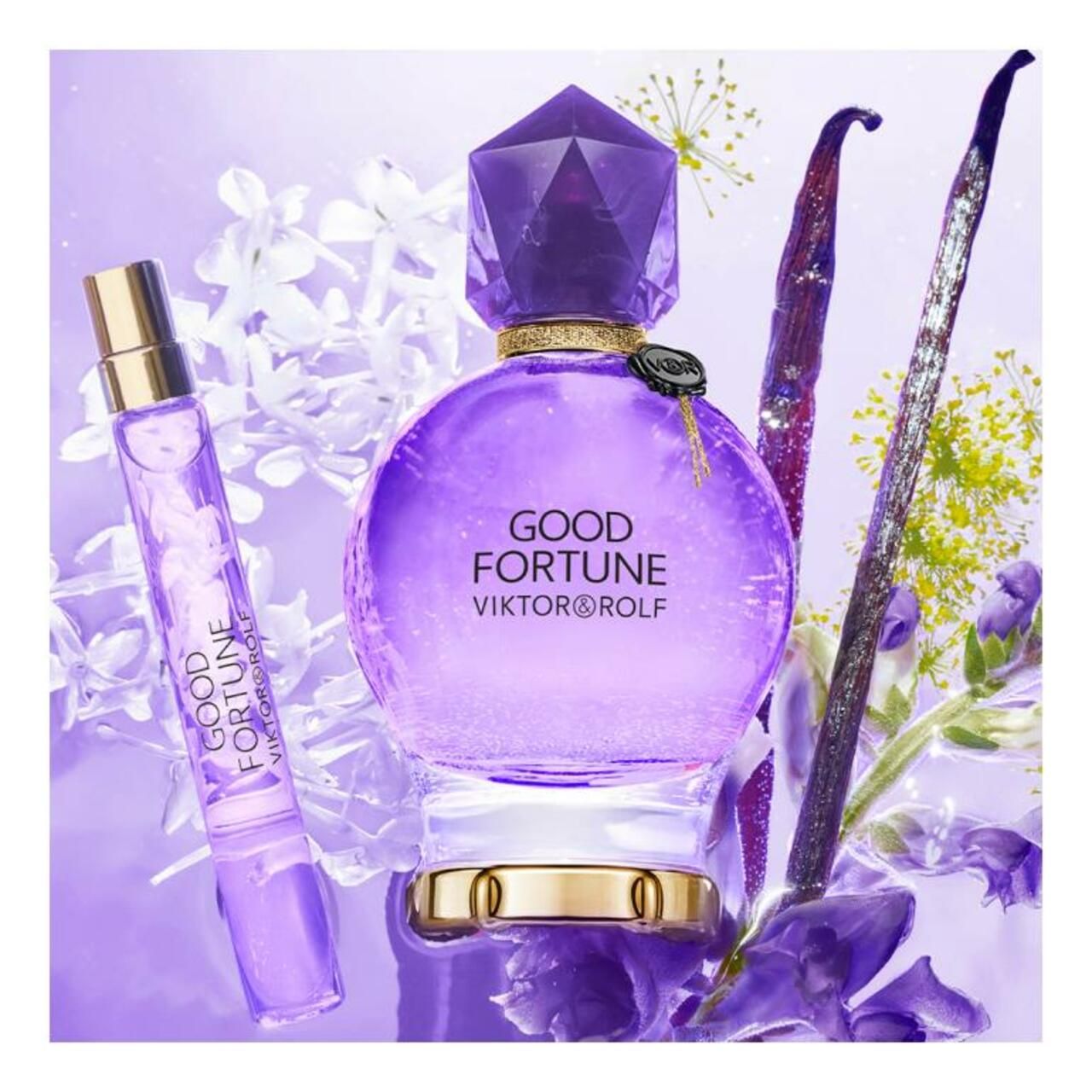 Violetter Flakon mit Sprühflasche und Vanilleschoten. Aufschrift: GOOD FORTUNE VIKTOR & ROLF. Facettierter Deckel.