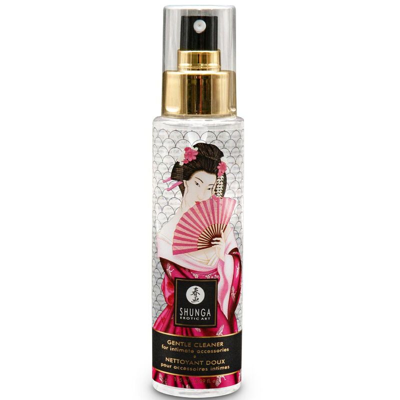 Transparente Flasche mit Sprühkopf. Etikett mit Geisha-Illustration und Text. Goldfarbener Kragen. Schwarzer Sprühkopf. Produktname und Text auf dem Etikett.