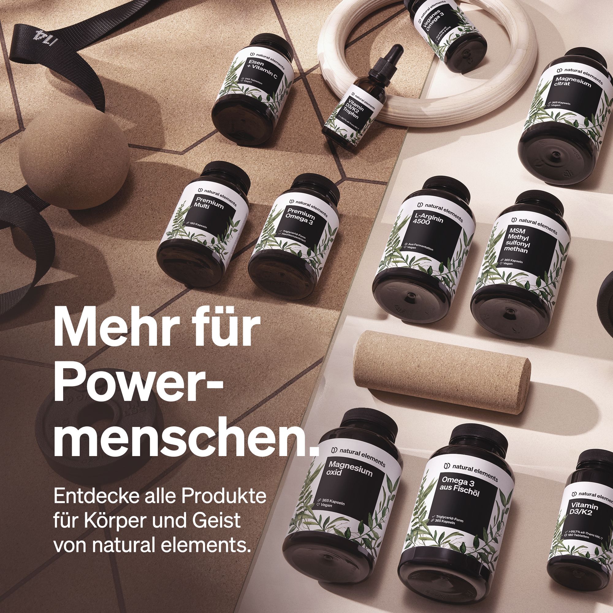 Verschiedene Produkte auf hellem Hintergrund. Aufschrift: Mehr für Powermenschen. Entdecke alle Produkte von natural elements.