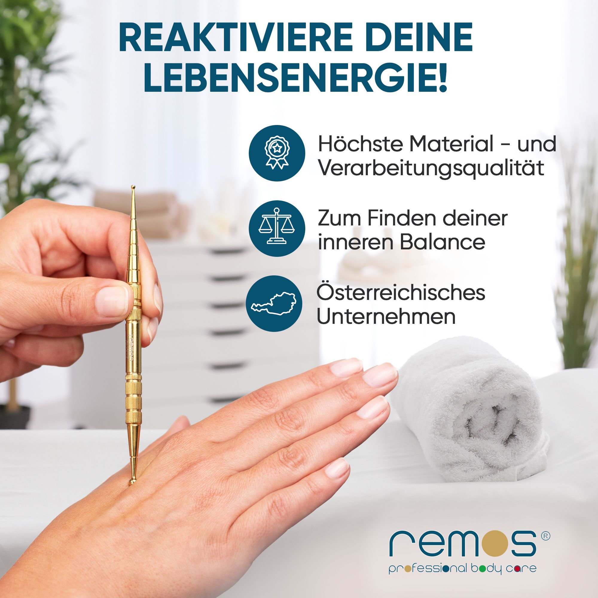 Goldfarbener Akupressurstift in einer Hand, mit Siegel 'Österreichisches Unternehmen'.