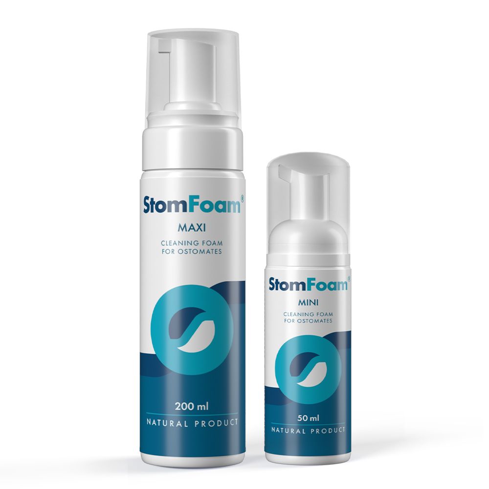 Zwei weiße Flaschen. Eine größere mit "MAXI", eine kleinere mit "MINI" beschriftet. Beide mit blauem Etikett und Produktnamen.