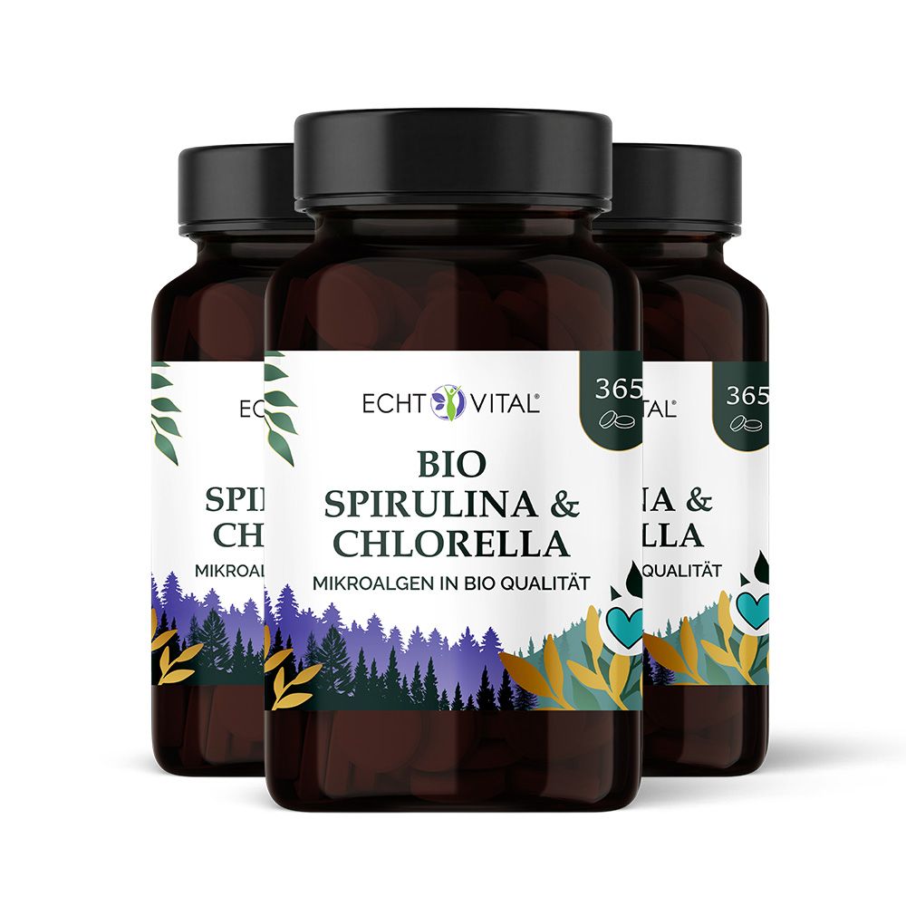 Drei braune Flaschen mit schwarzem Deckel. Aufschrift: BIO Spirulina & Chlorella. Grün-weißes Etikett mit Text und Logo. 365-Kennzeichnung.