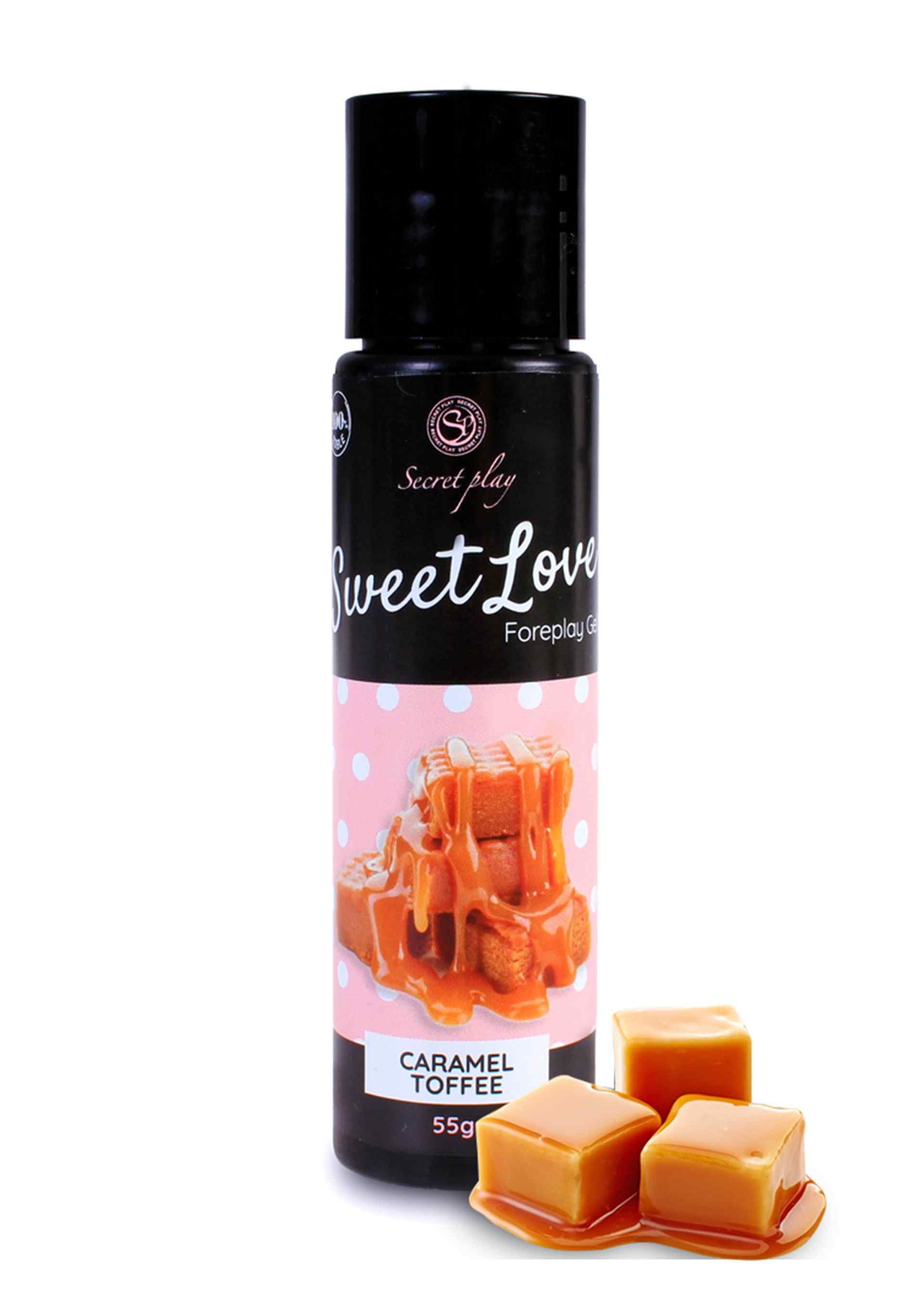 Schwarze Flasche mit Produktetikett. Aufschrift: Sweet Love Foreplay Gel. Abbildung von Karamell-Toffee. 55g. Drei Karamellbonbons.