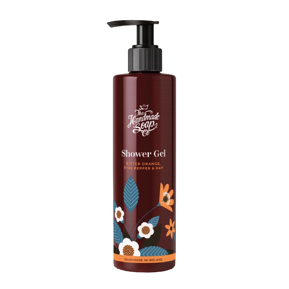Braune Flasche mit schwarzem Pumpverschluss. Aufschrift: Shower Gel, Bitter Orange, Pink Pepper & Hay. Floralmuster.