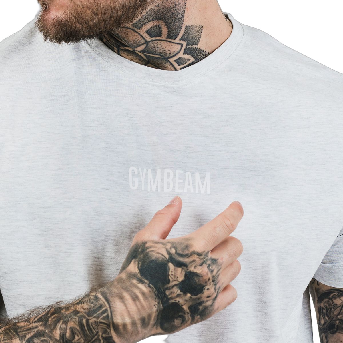 Nahaufnahme des dezenten GymBeam-Logos auf der Brust eines grauen Herren-T-Shirts.