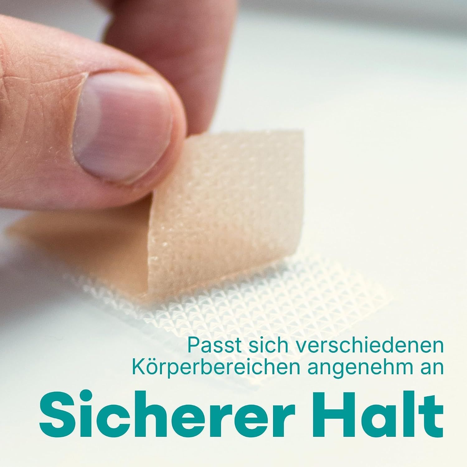 Nahaufnahme eines flexiblen, hautähnlichen Silikonpflasters, das von einer Schutzfolie abgezogen wird.