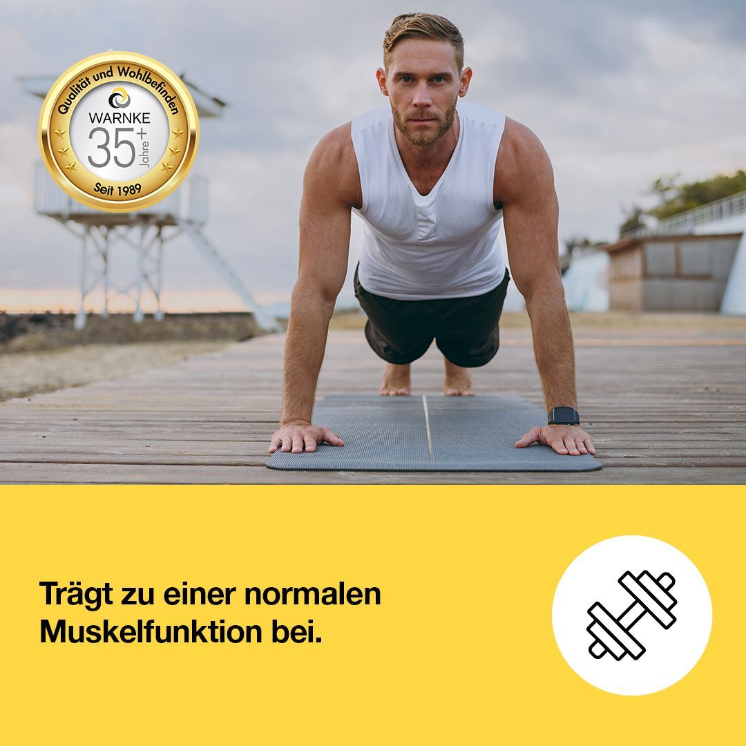 Mann trainiert auf einer Matte. Gelber Hintergrund mit Text: Trägt zu einer normalen Muskelfunktion bei. Symbol: Hanteln.