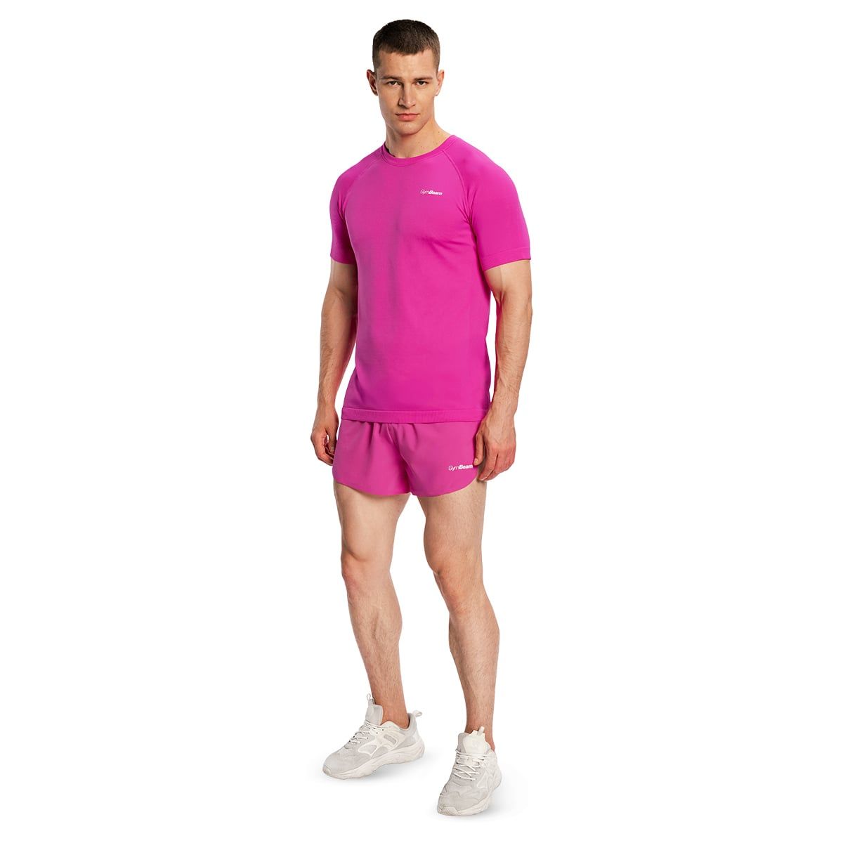 Mann in pinkem Laufshirt und Shorts, von vorne.