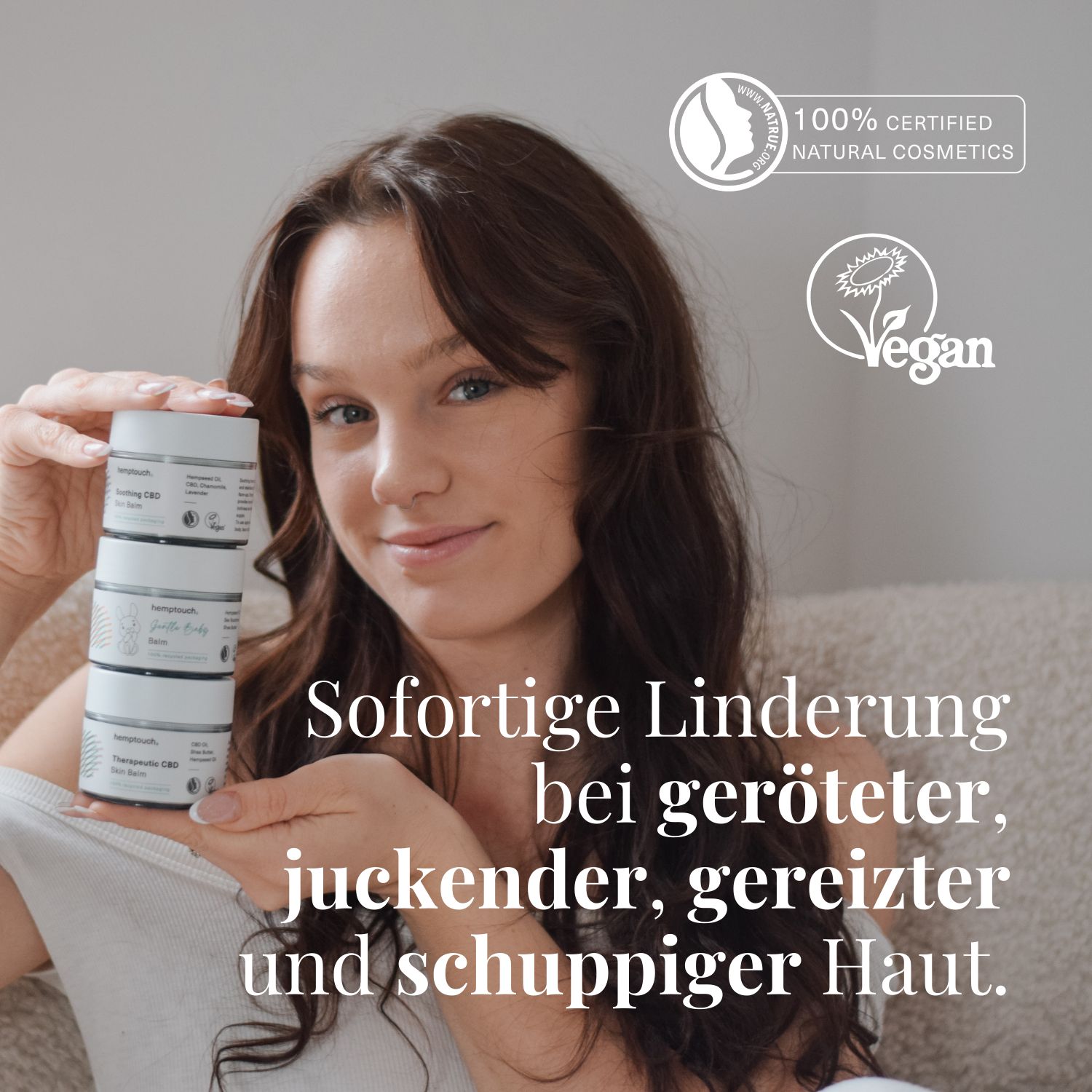 Frau hält gestapelte Cremetiegel. "100% Certified Natural Cosmetics" und "Vegan" Siegel.
