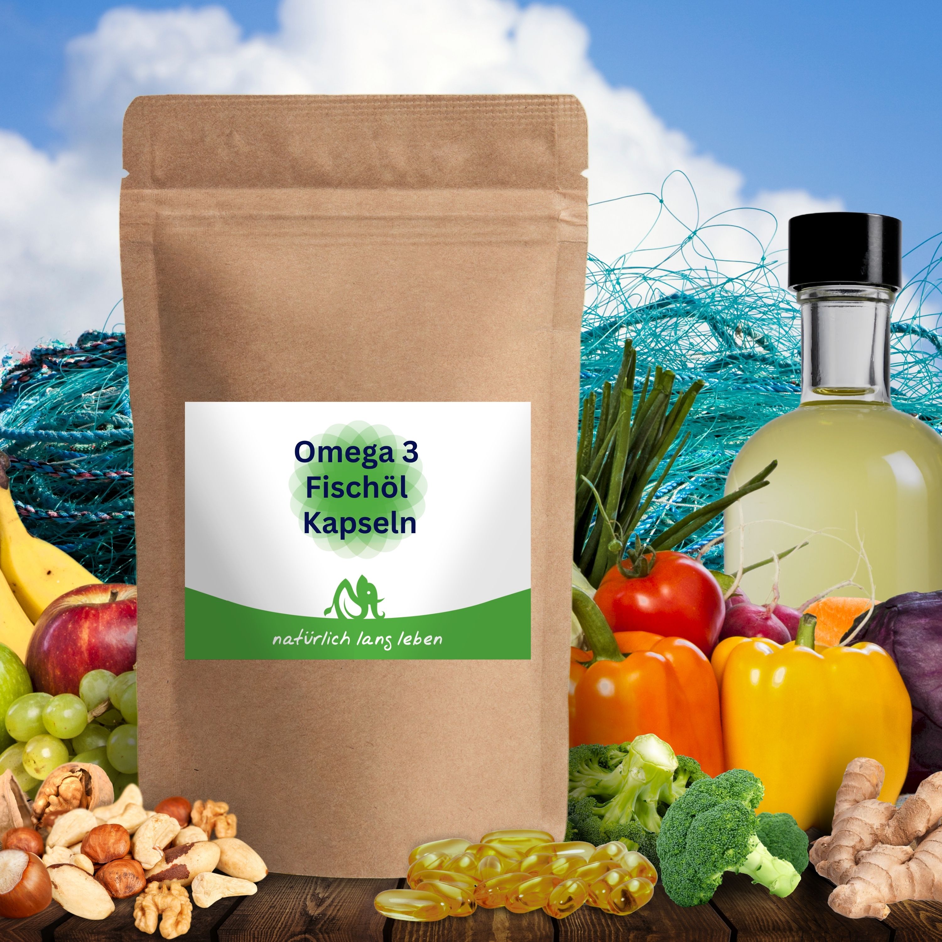 Braune Tüte mit weißem Etikett. Aufschrift: Omega 3 Fischöl Kapseln. Logo und Schriftzug: natürlich lang leben. Hintergrund: Meereslandschaft und Gemüse.
