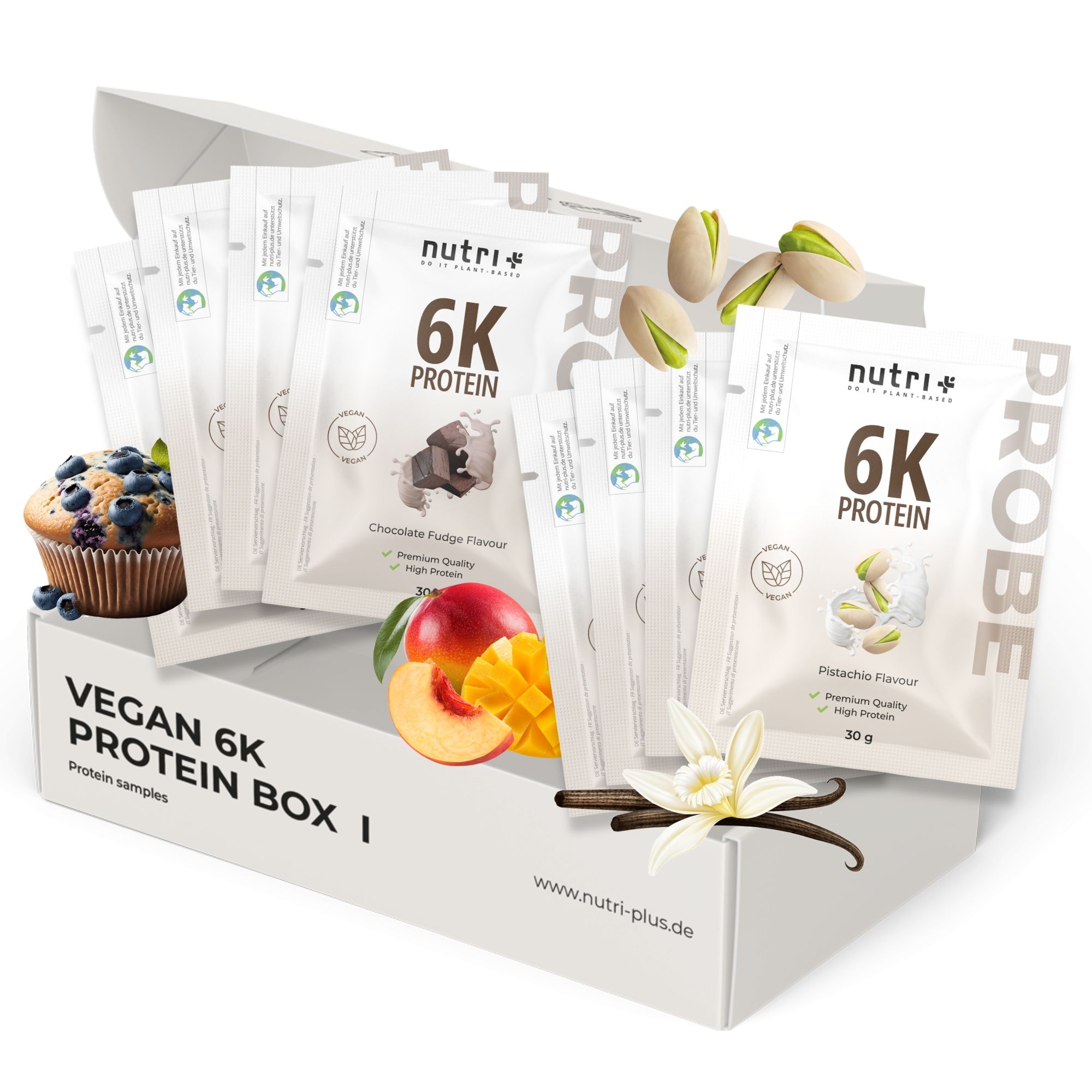 Offene Box mit Probenbeuteln von nutri+ 6K Vegan Protein. Verschiedene Geschmacksrichtungen. Dekoration mit Obst und Vanille.