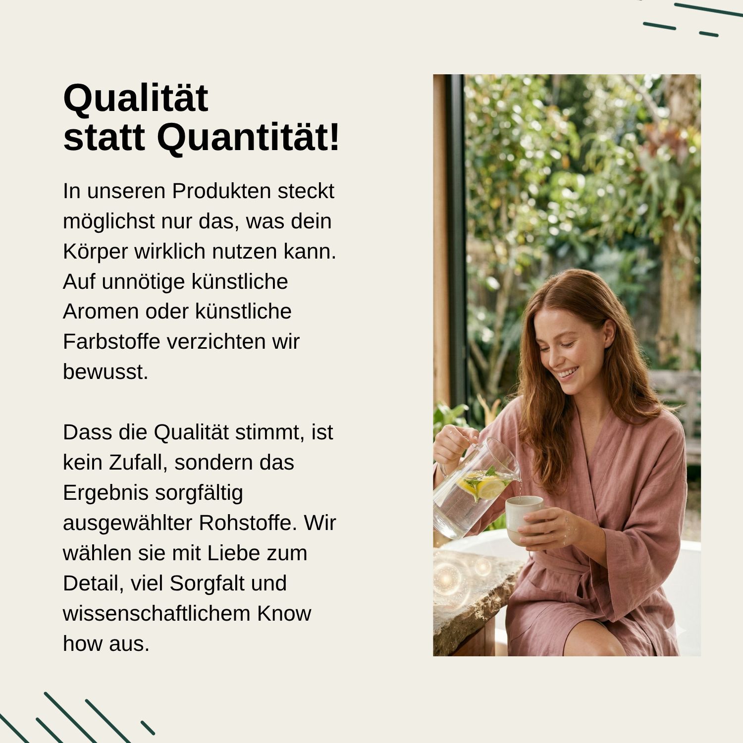 Frau in einem rosa Bademantel, die in einem gemütlichen Raum Wasser in eine Tasse gießt, neben einem Text über Qualität.