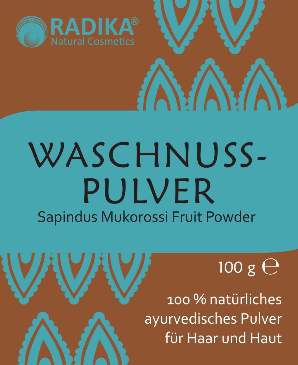 Nahaufnahme des Beutels. Aufschrift: Waschnusspulver, Sapindus Mukorossi Fruit Powder. Marke: Radika. 100% natürliches ayurvedisches Pulver für Haar und Haut.