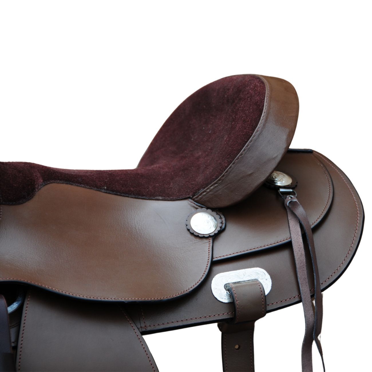 Brauner Westernsattel, Detailansicht. Leder, gepolsterte Sitzfläche, silberfarbene Verzierungen.