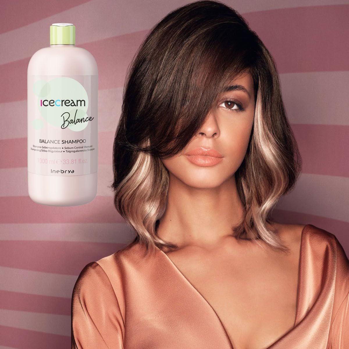 Frau mit schulterlangem Haar, daneben eine Flasche "ice cream Balance Shampoo".