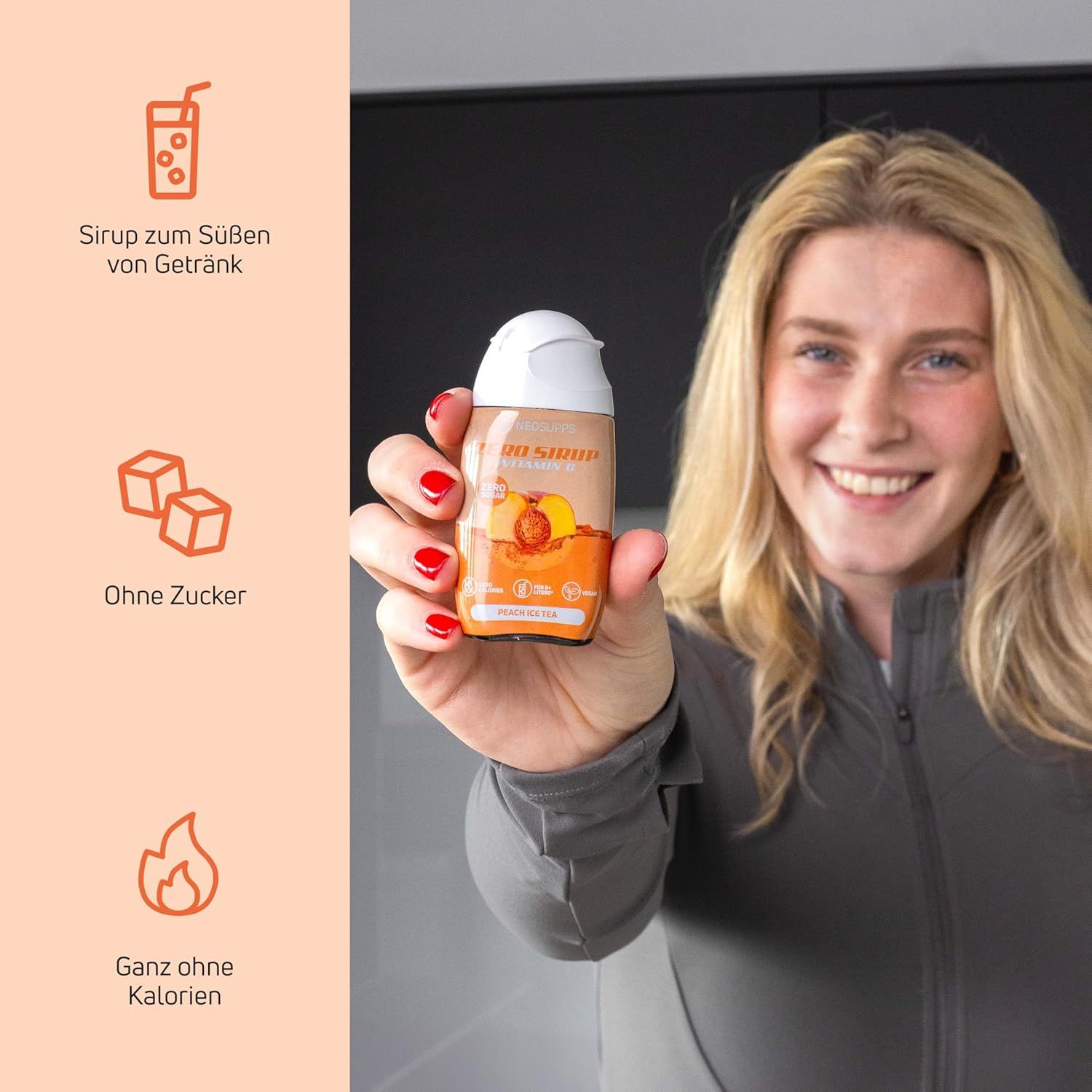 Frau hält eine Flasche Sirup. Auf der Flasche steht "Zero Sirup" und "Peach Ice Tea Geschmack".
