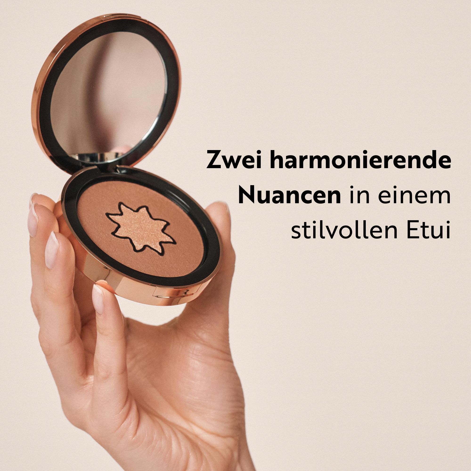 Geöffnete Bronzer-Dose. Zwei harmonierende Nuancen in einem stilvollen Etui. Sternförmiges Muster im Puder.