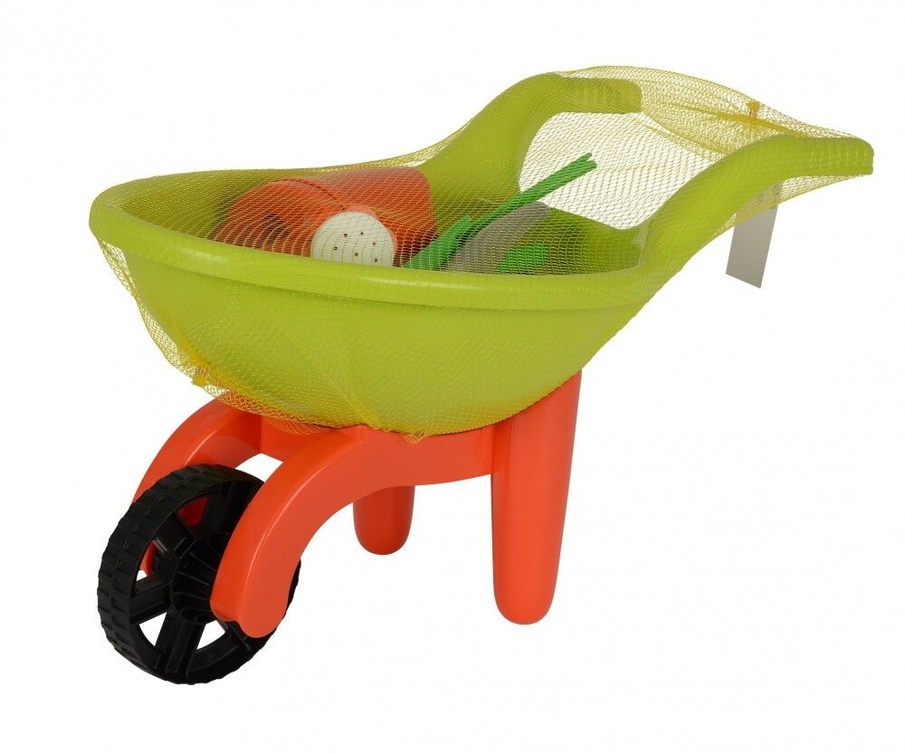 Grüne Schubkarre mit orangefarbenem Gestell, schwarzem Rad und Gartenwerkzeug. Mit Netz verpackt.