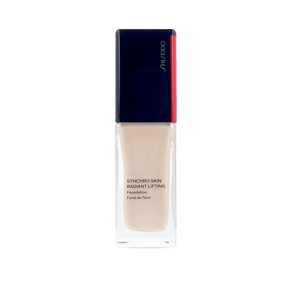 Flakon Shiseido Synchro Skin Radiant Lifting Foundation. Rechteckige Form, transparente Basis, schwarzer Deckel mit rotem Akzent. Schriftzug.