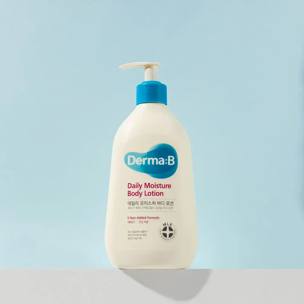 Weiße Flasche mit blauem Pumpkopf. Aufschrift: Derma:B Daily Moisture Body Lotion. Koreanischer Text und Logo.