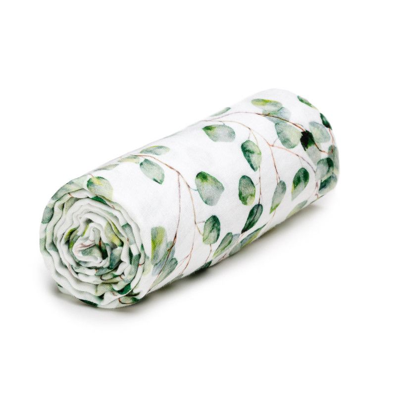 Gerolltes Musselintuch mit Eukalyptus-Blattmuster. Weißer Stoff mit grünen Blättern und braunen Stielen. Auf weißem Hintergrund.