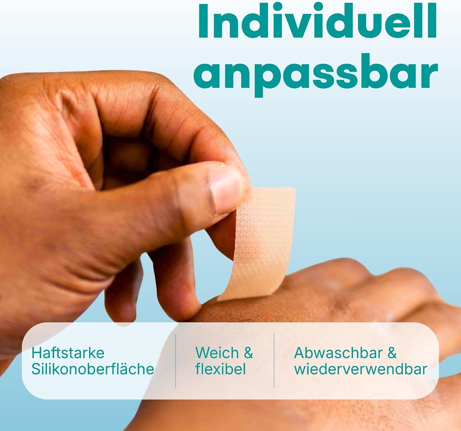 Hautfarbenes, flexibel zuschneidbares Silikonpflaster wird auf eine Hand aufgetragen.