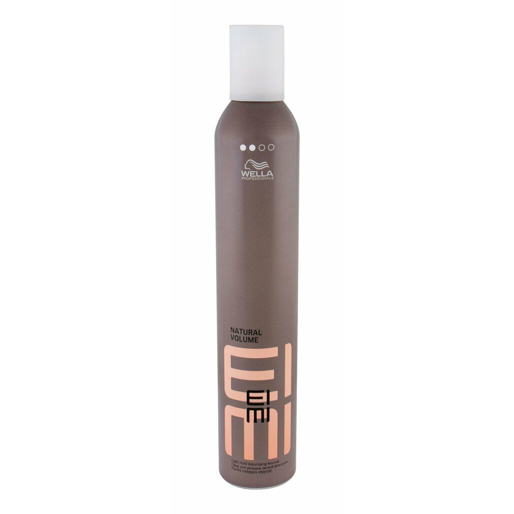 Braune Sprühflasche mit weißem Deckel. Aufschrift: Wella Eimi Natural Volume. Logo und Schriftzug Eimi.