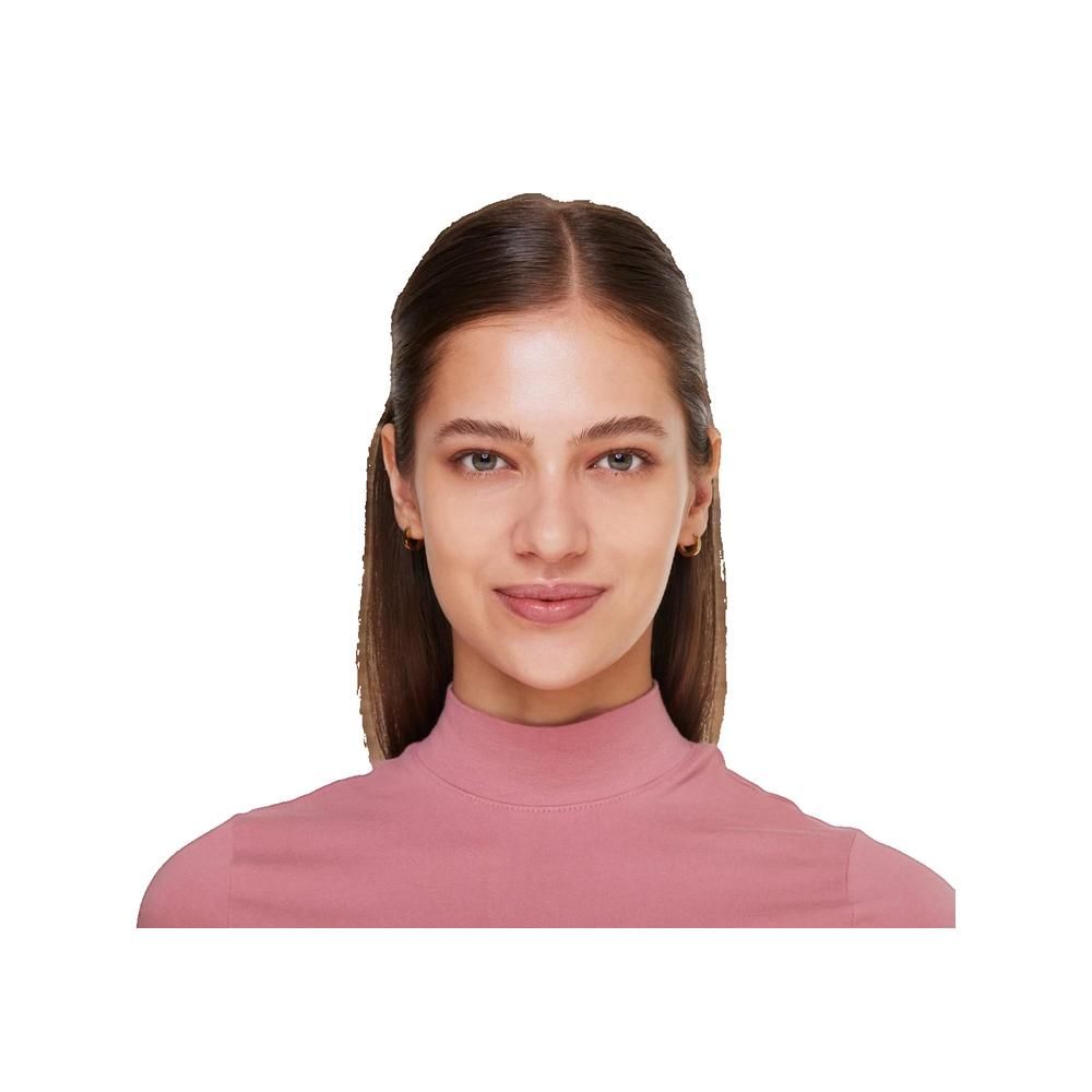 Porträt einer Frau mit langen, braunen Haaren und einem rosa Rollkragenpullover. Sie lächelt leicht.