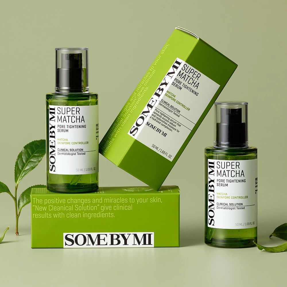 Zwei Flaschen und eine Schachtel. Text: SOME BY MI, SUPER MATCHA, Pore Tightening Serum. Grüne Verpackung.