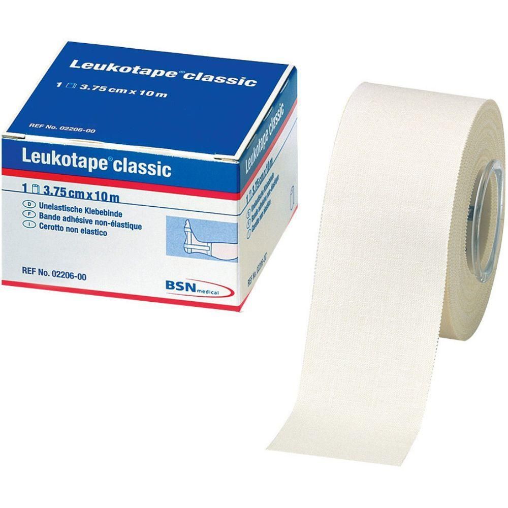 Weiße Rolle Leukotape classic, 3,75 cm x 10 m, neben Verpackung. Verpackung mit Produktname, Größe und BSN-Logo.