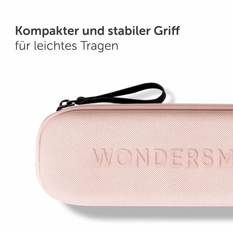 Nahaufnahme des rosa Reiseetuis mit Reißverschluss und Trageschlaufe. Geprägter Schriftzug: Wondersmile.