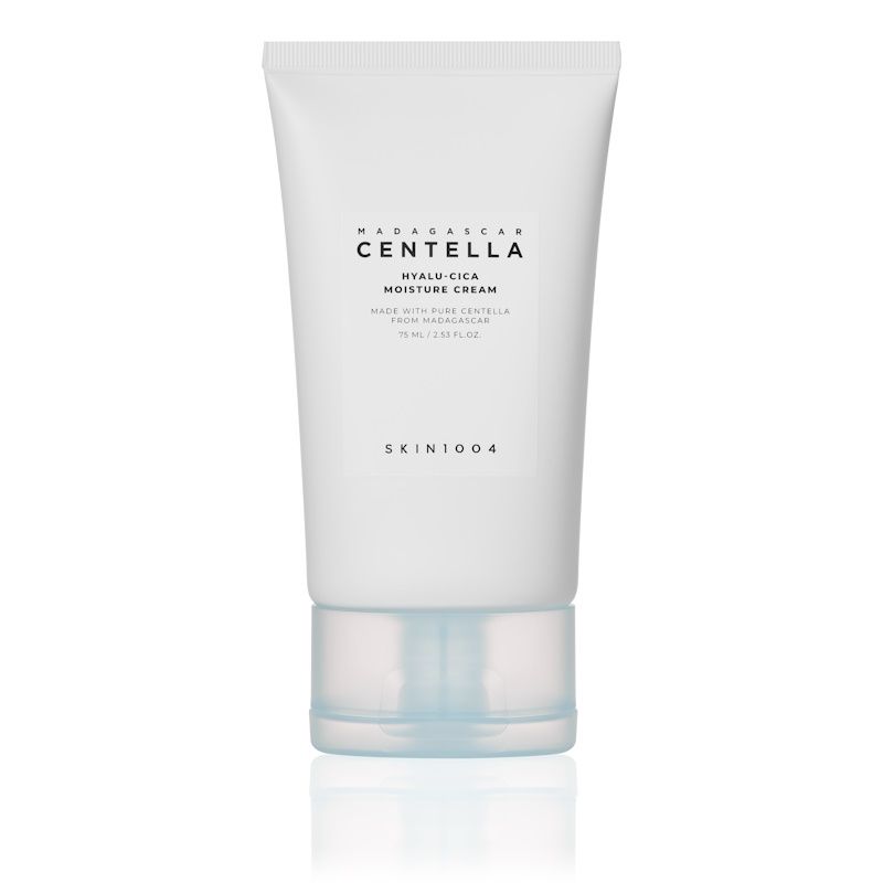 Weiße Tube mit Produktaufschrift. Aufschrift: MADAGASCAR CENTELLA HYALU-CICA MOISTURE CREAM. Marke: SKIN1004. Unterteil transparent.