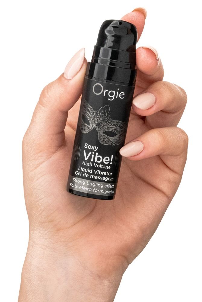 Kleine schwarze Flasche in Hand. Aufschrift "Orgie Sexy Vibe! High Voltage Liquid Vibrator". Masken-Design.