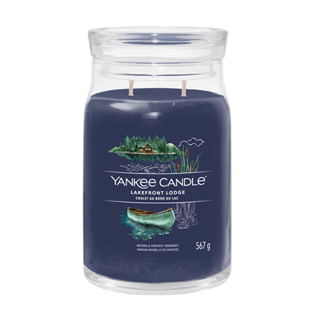 Große Duftkerze mit 2 Dochten im Glas. Dunkelblaue Kerze mit Deckel. Aufdruck: Yankee Candle, Lakefront Lodge, 567 g.