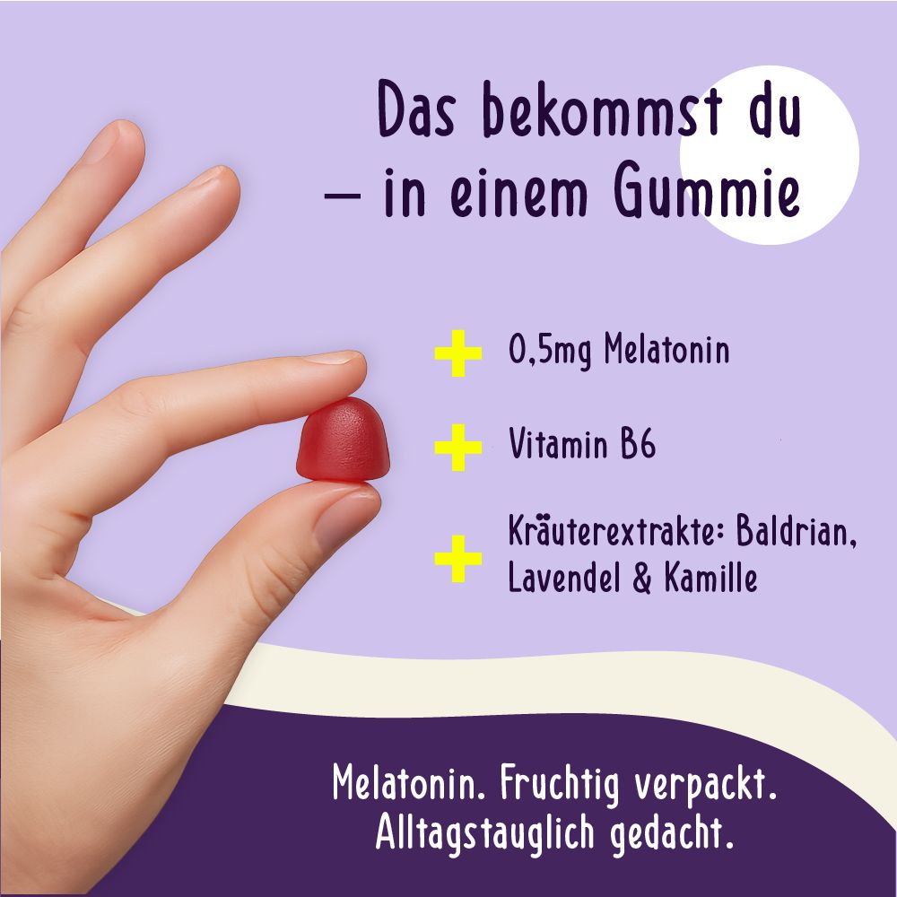 Hand hält rotes Gummibärchen. Text: 0,5mg Melatonin, Vitamin B6, Kräuterextrakte. Lila Hintergrund.