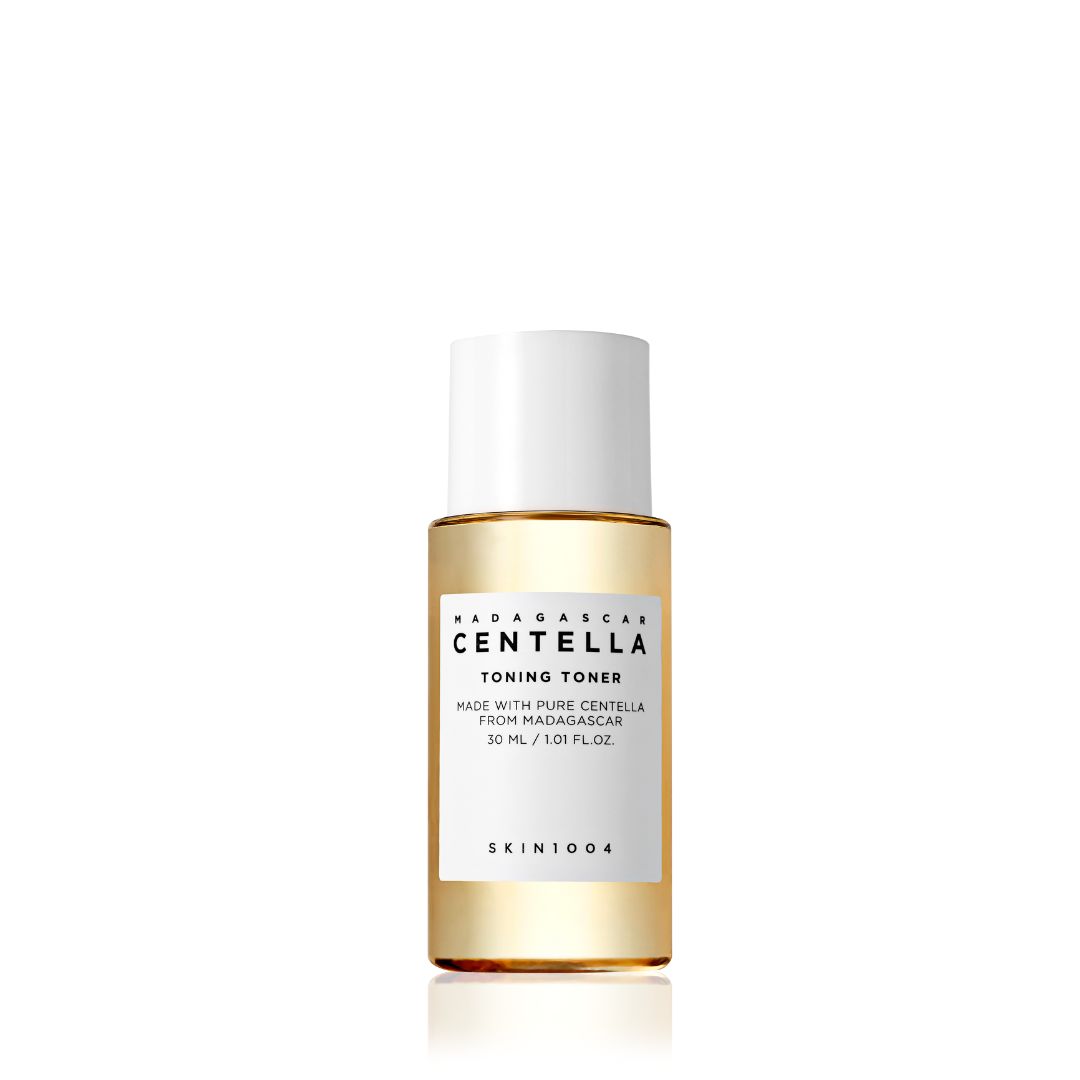 Eine Flasche mit weißem Deckel. Produktetikett mit Text: MADAGASCAR CENTELLA TONING TONER. 30 ml.