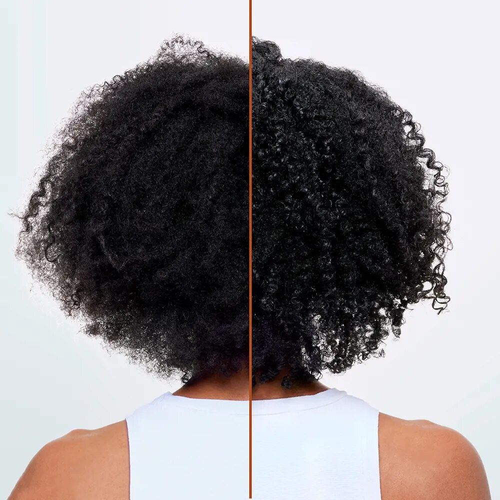 Haar, geteilt durch eine Linie. Links: krauses, trockenes Haar. Rechts: definierte Locken. Person im weißen Tanktop.