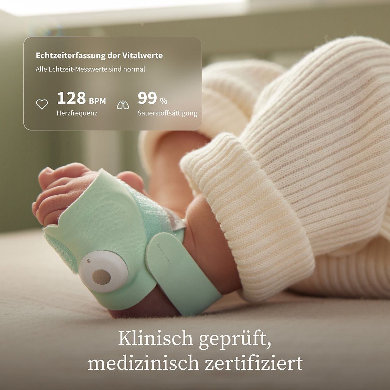 Babyfuß mit blauem Socken-Sensor. Anzeige von Herzfrequenz und Sauerstoffsättigung. Text: Klinisch geprüft, medizinisch zertifiziert.