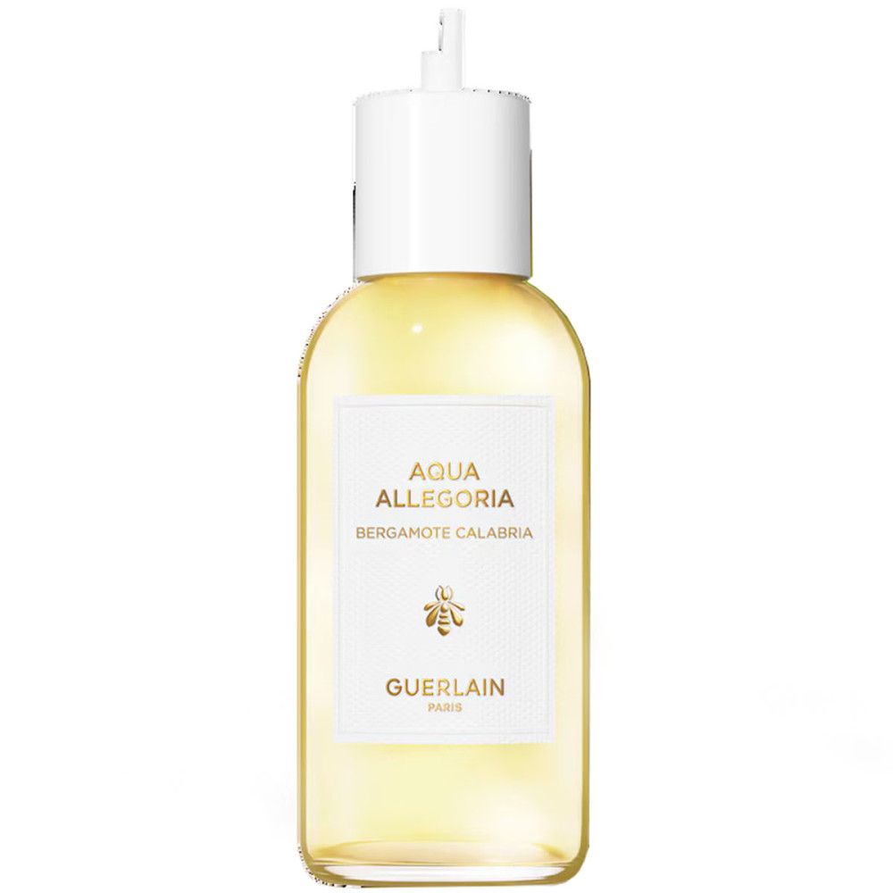 Hohe Flasche mit weißem Etikett. Text: Aqua Allegoria Bergamote Calabria, Biene, Guerlain. Klare Flüssigkeit.