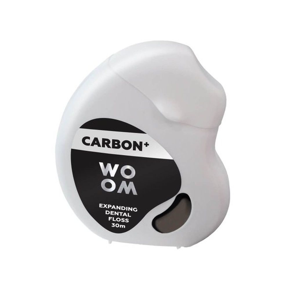 Weiße Zahnseide-Box mit schwarzem Etikett. Enthält WOOM CARBON+ Zahnseide. Schwarze Öffnung für die Entnahme.