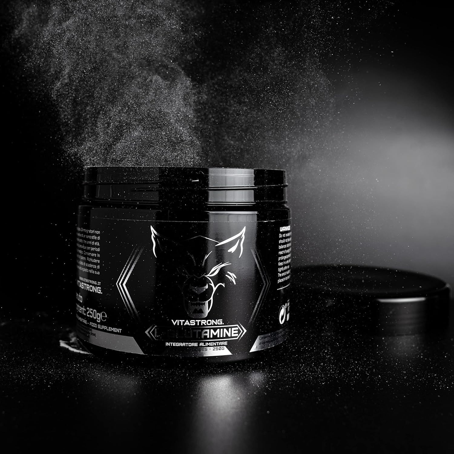 Schwarze Dose mit weißem Pulver. Aufschrift: Vitastrong L-Glutamin. Wolf-Logo. Dose geöffnet.